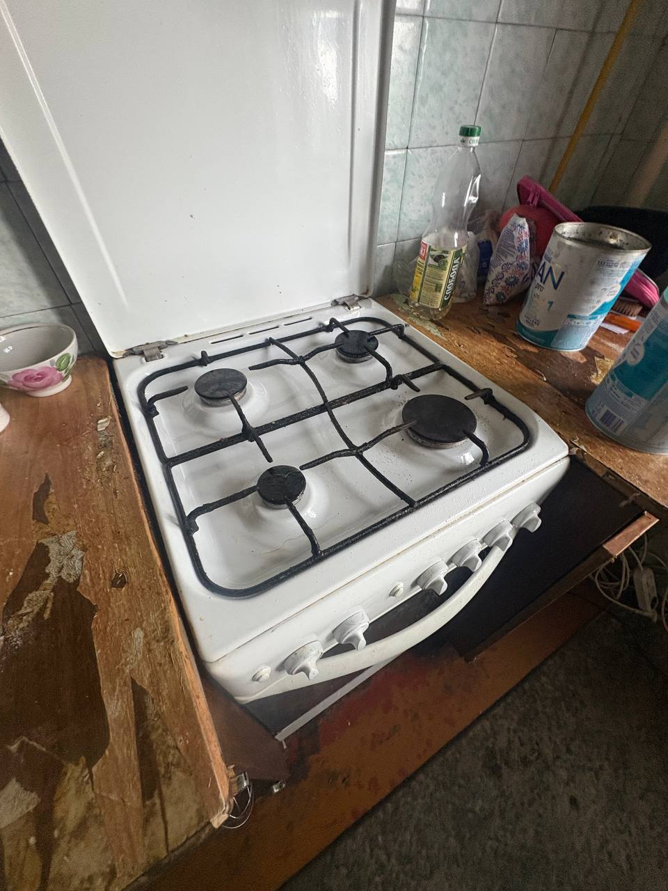 В Балахне полиция приехала с проверкой к семье, где жители пожаловались на мать-алкоголичку.  Со слов очевидцев, женщина беспробудно находится в запоях, квартира наполнилась грязью, мусором и стала «притоном». Также в ней есть бабушка-инвалид и дочка, которая часто остается с собутыльниками матери. Соседи отметили, что за пенсионеркой никто не ухаживает.  Сотрудники ПДН, участковый педиатр и органы опеки установили, что у девочки также есть отец, который проживает вместе с ней, 20-летней матерью и его бабушкой. Состояние квартиры посчитали удовлетворительным – там были еда, игрушки, одежда для ребенка. Спиртное не нашли.  Мать девочки проверили на алкоголь – она была трезвой. В связи с этим оснований для изъятия дочки не было.    МВД по региону    Подпишись