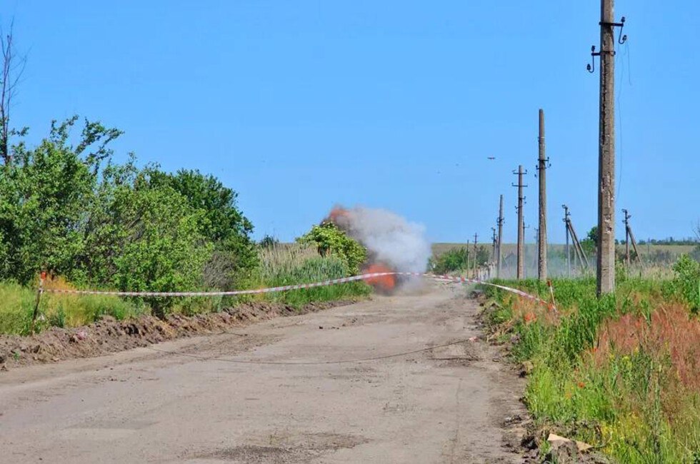 В Красногоровку ДНР возвращается свет  К электричеству в городе подключили первые дома, сообщил Глава ДНР Денис Пушилин.  «Это стало возможным благодаря усилиям энергетиков, в сложных условиях подключивших первые жилые дома к электросети. Этому предшествовала кропотливая работа сотрудников МЧС по разминированию»,  — отметил он.  Фото: Официальный ТГ-канал Главы ДНР Дениса Пушилина  Читать полностью    Подписаться