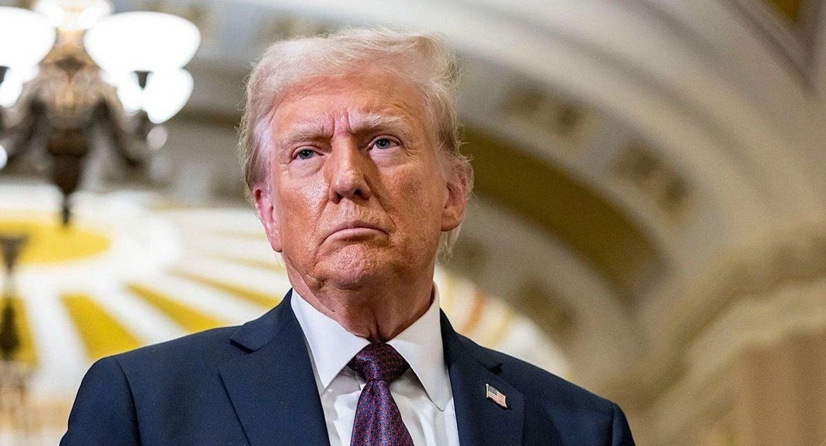 Президент США Дональд Трамп заявил, что намерен разрешить прибывшим в страну гражданам Украины оставаться в США до окончания боевых действий.   Об этом он заявил в ответ на соответствующий вопрос корреспондента Deutsche Welle.  «Да. Думаю, так и будет. У нас много людей, приехавших из Украины. И мы работаем с ними», — сказал Трамп.