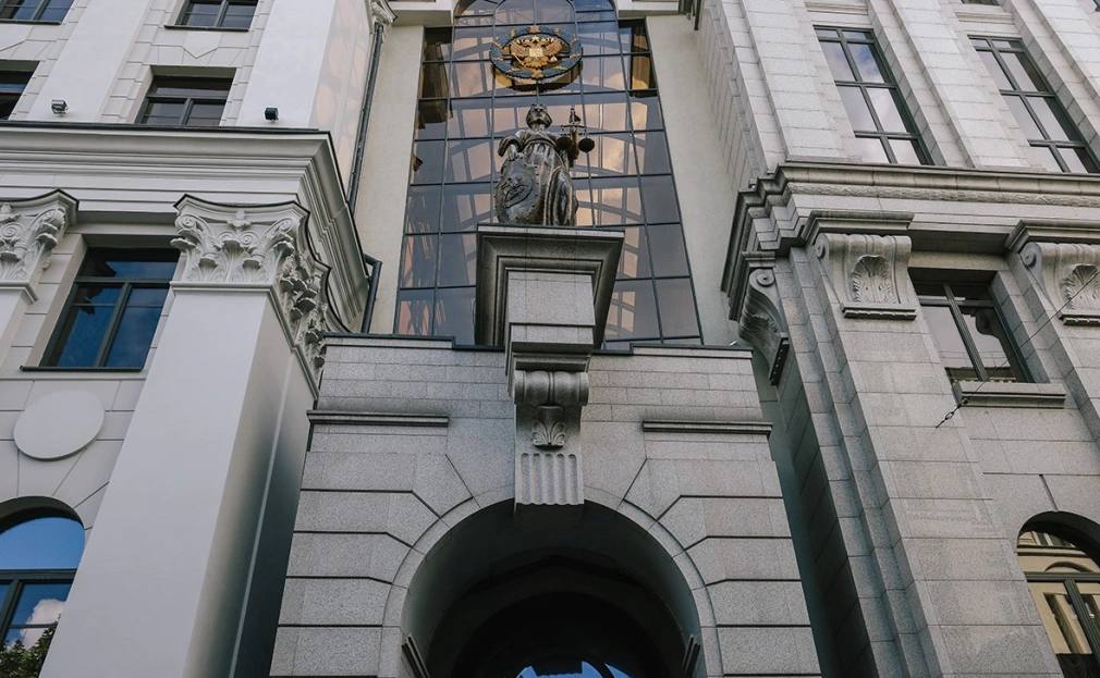 Высшая квалификационная коллегия судей ВККС назначила Дениса Кунева бывшего начальника информационно аналитического управления Генеральной прокуратуры судьей Верховного суда Он войдет в состав судебной коллегии по гражданским делам Конкурс на должность был объявлен 8 октября О подписании президентом Владимиром Путиным указа об увольнении Кунева из Генеральной прокуратуры стало известно 7 ноября Кунев кандидат юридических наук его диссертация посвящена вопросам противодействия перемещению преступных активов за рубеж и их возвращению в страны происхождения старший советник юстиции почетный работник Следственного комитета работал в международных антикоррупционных организациях Он читает лекции студентам МГИМО РУДН МГЮУ им О Е Кутафина Фото Андрей Любимов РБК РБК в Telegram и MAX