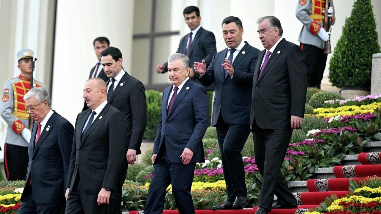 Страны ЦА договорились о взаимном признании дипломов о высшем образовании Казахстан одобрил соглашение с Кыргызстаном Таджикистаном Туркменистаном и Узбекистаном о взаимном признании дипломов вузов аккредитованных по национальным правилам Стороны признают документы об окончании высших образовательных организаций дипломы выданные аккредитованными в установленном национальным законодательством порядке высшими образовательными организациями государств сторон Отказ возможен лишь при доказанных существенных различиях в стандартах образования Также Казахстан будет автоматически признавать дипломы вузов сторон входящих в топ 1000 мировых рейтингов QS THE и ARWU Подробнее Подписаться на news24kg Связаться с админом news24kg admin