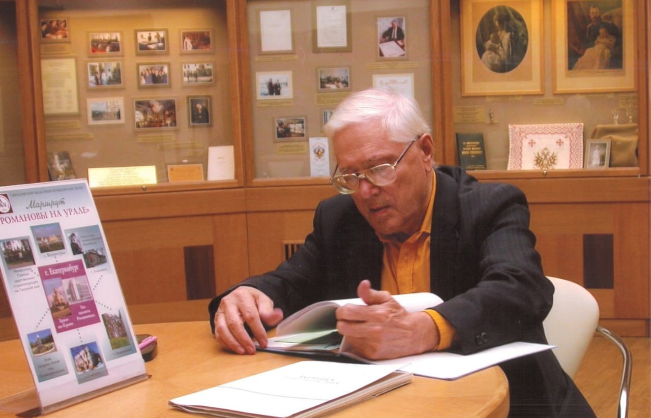 На 94 м году жизни скончался известный геолог Александр Авдонин нашедший под Екатеринбургом останки царской семьи Ученый обнаружил захоронение в 1979 году вместе с товарищем писателем сценаристом Гелием Рябовым Они хранили тайну до 1991 года Память об Александре Николаевиче и его неоценимом вкладе в изучение истории династии Романовых бережно хранится в фондах Свердловского областного краеведческого музея и в экспозиции Дом Романовых и Урал где ему посвящен отдельный раздел увековечивающий его имя написали в краеведческом музее С 1993 года Александр Авдонин занимал должность старшего научного сотрудника музея В 2006 году ученый стал завотделом истории династии Романовых По инициативе Александра Авдонина в учреждении сперва открыли зал памяти а затем постоянную экспозицию Дом Романовых и Урал Свердловский областной краеведческий музей Мы в Max Мы в VK Мы в Дзен