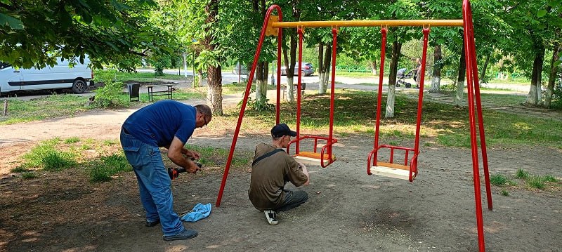 В Молодогвардейске выполнены работы по благоустройству За прошедшую неделю работниками предприятия МУП «Дорожно-эксплуатационное управление» проводились работы по покосу травы на улицах города. С начала недели выкошено более 7300 м2 территории общего пользования. Работы проводились на кв. Кошевого, сквере по ул. Молодежная. Также проводились работы по покосу придомовых территорий работниками Молодогвардейского участка НКО «ЕРФУ МКД ЛНР». Работы проводились на детских площадках возле домов №1 и №2 по ул. Земнухова, возле домов №4 и №6 по ул. Осьмухина. Помимо этого, на этой неделе с помощью техники, предоставленной муниципальным унитарным предприятием «Чистый город», выполнили работы по вывозу мусора с точек сбора ТБО. Также благоустроили клумбу на остановке «Славутич». Сотрудниками УПЖ г. Молодогвардейск, с. Самсоновка были организованы работы на детской площадке, расположенной вблизи дома №7 по ул. Литвинова. В ходе их проведения, выполнили ремонт и покраску всех элементов игрового оборудования. Работы по благоустройству будут продолжены.