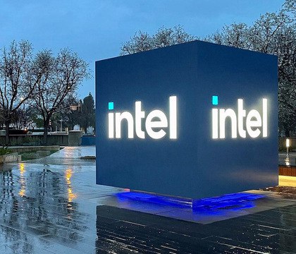 Intel все-таки получит около 8 миллиардов долларов от правительства США  Компания Intel и американское правительство наконец достигли консенсуса в переговорах по закону о чипах  CHIPS Act . В рамках государственной поддержки Team Blue получит 7,86 миллиарда долларов прямого финансирования. Субсидии должны пойти на развитие критически важных объектов по производству и упаковке полупроводников в Аризоне, Нью-Мексико, Огайо и Орегоне.  Читать далее