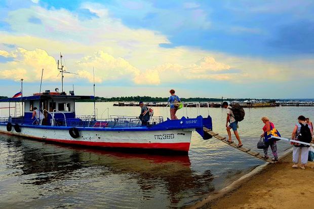 Речной транспорт Волгограда завершает работу на сезонных маршрутах Трамвайчики с марта по декабрь перевезли на остров Сарпинский около 400 тыс человек Остается не так много времени до завершения работы волгоградского речного транспорта на сезонных направлениях Так уже в предстоящее воскресенье 7 декабря будут выполнены последние рейсы по маршруту Волгоград Щучий проран Культбаза Перевозки завершились в ноябре по пяти направлениям Волгоград Островная Тулака Сарпинский Обувная фабрика Сарпинский Красноармейск Вязовая Грива и Волгоград Зайчики Работа пароходиков возобновится с марта следующего года Между тем до начала весенней навигации продолжит перевозить жителей речной транспорт на маршруте Руднева Сарпинский