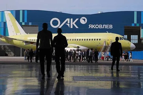 Антон Алиханов рейсы с импортозамещенным Superjet могут начаться в конце года Импортозамещенный самолет Superjet 100 приступит к регулярным рейсам уже в конце этого года предположил глава Минпромторга Антон Алиханов Об этом сообщает РИА Новости Я думаю что к концу года мы увидим уже на регулярных рейсах эту машину сказал министр в ответ на соответствующий вопрос SJ 100 ближнемагистральный узкофюзеляжный самолет Его создают по программе импортозамещения систем и компонентов Лайнер станет еще одной моделью в семействе эксплуатирующихся сейчас летательных аппаратов типа Superjet Сертификация запланирована на август 2026 года aviaru net n295338 Оставайся в информационном потоке подпишись на наш канал в MAX