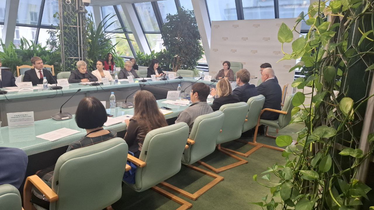 Получателей бесплатной земли станет больше В Самарской Губернской Думе комитет по здравоохранению демографии и социальной политике под председательством Анны Дубасовой рассмотрел законопроект расширяющий категорию получателей бесплатных земельных участков Сейчас региональный закон О земле предусматривает установление этой меры государственной поддержки для участников специальной военной операции которые являются ветеранами боевых действий и удостоены звания Героя РФ либо награждены орденами РФ за заслуги проявленные в ходе участия в СВО а также членам семей погибших воинов Проектом обновленного закона право на получение земельных наделов предлагается распространить и на награжденных знаком отличия ордена Святого Георгия Георгиевским крестом Этой наградой отмечено 112 самарцев из числа участников специальной военной операции Они также смогут получить вместо земельного участка социальную выплату в размере 250 тысяч рублей Дополнительного финансирования на реализацию проекта закона не потребуется так как предлагается осуществить выплаты в пределах средств предусмотренных профильному региональному министерству Законодательная инициатива внесённая главой региона Вячеславом Федорищевым поддержана членами комитета и рекомендована Думе к принятию сразу в двух чтениях ГТРК Самара MAX lВК lОК lСАЙТ