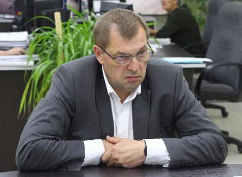 Единая Россия объявила что приостановила полномочия главы администрации Рязани Виталия Артемова на партийных должностях в качестве секретаря местного отделения и члена президиума регионального политсовета ЕР Основанием для приостановления полномочий стали многочисленные жалобы жителей города Рязани критика связанная с работой жилищно коммунального и дорожного хозяйства неэффективное управление муниципальными предприятиями и другие городские проблемы говорится в пресс релизе ЕР Президиум реготделения ЕР данные действия расценивает как наносящие ущерб политическим интересам партии Виталий Артемов возглавил городское отделение Единой России в Рязани в 2023 году Секретарем регионального отделения партии является губернатор Павел Малков