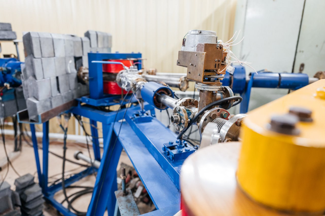 Томские ученые создали точную модель для компактных рентгеновских источников будущего Исследователи Томского политехнического университета ТПУ разработали математическую модель которая точно предсказывает поведение черенковского излучения в мягком рентгеновском диапазоне Это ключ к созданию управляемых и компактных источников рентгена для медицины и исследований материалов Что сделали ученые Ученые ТПУ систематизировали существующие модели выявив их ограничения Новая модель учитывает геометрию мишени и свойства материала что раньше было серьезной проблемой Это позволяет точно рассчитывать параметры будущего источника и значительно усиливать излучение в нужном диапазоне Работоспособность модели подтверждена экспериментами на микротроне ТПУ Теоретические предсказания и практические измерения совпали Такие разработки основа для технологического суверенитета в области перспективной рентгеновской оптики и приборостроения МАХ ВК ДЗЕН