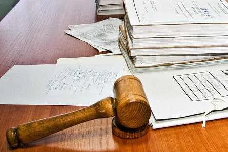 На Сахалине авиадебошир получил пять лет колонии за непристойное поведение в самолете Южно Сахалинский городской суд приговорил к 5 годам колонии и штрафу авиадебошира из Оренбургской области за непристойное поведение в самолете Об этом сообщает Прайм со ссылкой на пресс службу Дальневосточной транспортной прокуратуры Как отмечается 40 летний житель Оренбургской области осужден по части 3 статьи 30 пункту б части 4 статьи 132 УК РФ покушение на иные действия сексуального характера в отношении лица не достигшего 14 летнего возраста и пунктам а в части 1 статьи 213 УК РФ хулиганство В суде установлено что в сентябре 2024 года мужчина следовал авиарейсом из Москвы в Южно Сахалинск и в состоянии алкогольного опьянения совершил действия сексуального характера находясь вблизи спящего малолетнего ребенка При этом дебошир вступил в конфликт с пассажиром пытавшимся пресечь действия нарушителя aviaru net n294652 Оставайся в информационном потоке подпишись на наш канал в MAX