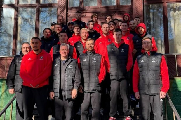 Игроки волгоградского Ротора сыграют за сборную ФНЛ 5 декабря в столице Абхазии Сухуме на стадионе Динамо состоится матч реванш между сборными ФНЛ и Медиалиги Встреча пройдет по медийным правилам Команды сыграют два тайма по 25 минут чистого времени Перед игрой зрителей ждет серия буллиталити результат которой определит какая из команд начнет игру с преимуществом В составе сборной ФНЛ собраны самые яркие футболисты по итогам летне осенней части текущего сезона В их числе волгоградцы один из самых надежных голкиперов Первой лиги Никита Чагров и креативный атакующий полузащитник Ротора Илья Сафронов Напомним первая встреча между сборными ФНЛ и Медиалиги состоялась в 2023 году в Дагестане Этот матч завершился победой команды Футбольной национальной лиги со счетом 4 0 Абхазия была выбрана местом новой встречи не случайно Медиалига в этом сезоне вышла на зарубежную орбиту Так недавний финал Суперкубка МФЛ прошел в Минске а его победитель ФК 10 планирует турне по Южной Корее Фото СК Ротор