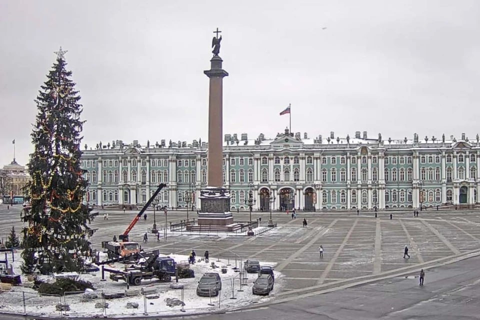 Ёлка на Дворцовой разделась начался разбор праздника В Петербурге начали демонтировать 30 метровую ёлку на Дворцовой площади сняли часть игрушек и гирлянд хотя некоторые огоньки ещё горят Процесс займёт два дня Ствол пойдёт на декоративные часы и призы для детского конкурса ветки переработают в опилки онлайн камеры Читай нас в MAX Читай нас в Telegram