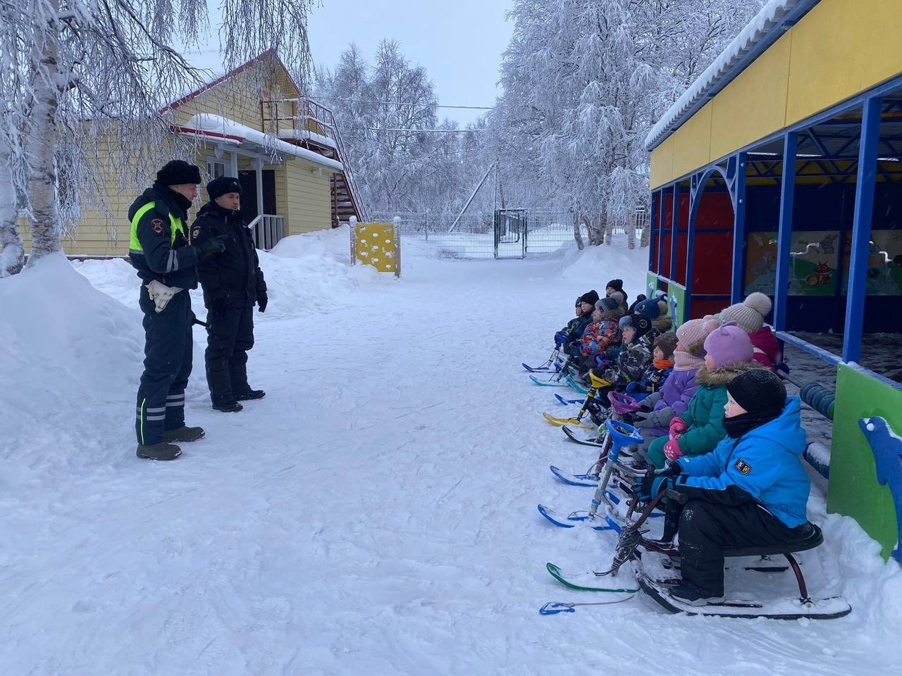 Полицейские округа продолжают рассказывать детям о Правилах дорожного движения  Так, с 22 по 23 января 2025 года в селе Ома старший участковый уполномоченный полиции Иван Потанин и старший инспектор  дорожно-патрульной службы  отдельного специализированного взвода дорожно-патрульной службы Госавтоинспекции НАО Константин Ильин провели профилактические беседы с учащимися 1-4 классов школы и воспитанниками детского сада. Об этом сообщили в пресс-службе УМВД России по НАО.  В ходе встречи сотрудники полиции рассказали о самых важных аспектах дорожной безопасности: как правильно переходить дорогу, значение дорожных знаков, как вести себя вблизи проезжей части и почему важно соблюдать Правила дорожного движения для предотвращения дорожно-транспортных происшествий. Особое внимание было уделено недопустимости использования мобильных телефонов и других гаджетов при переходе через проезжую часть.  Также полицейские отметили важность использования световозвращающих элементов на одежде в темное время суток, рассказав ребятам для чего они нужны и чем полезны.  В завершение встречи полицейские пожелали детям быть внимательными и осторожными на дороге, а также не допускать ошибок, которые могут привезти к трагическим последствиям.  Фото: УМВД России по НАО