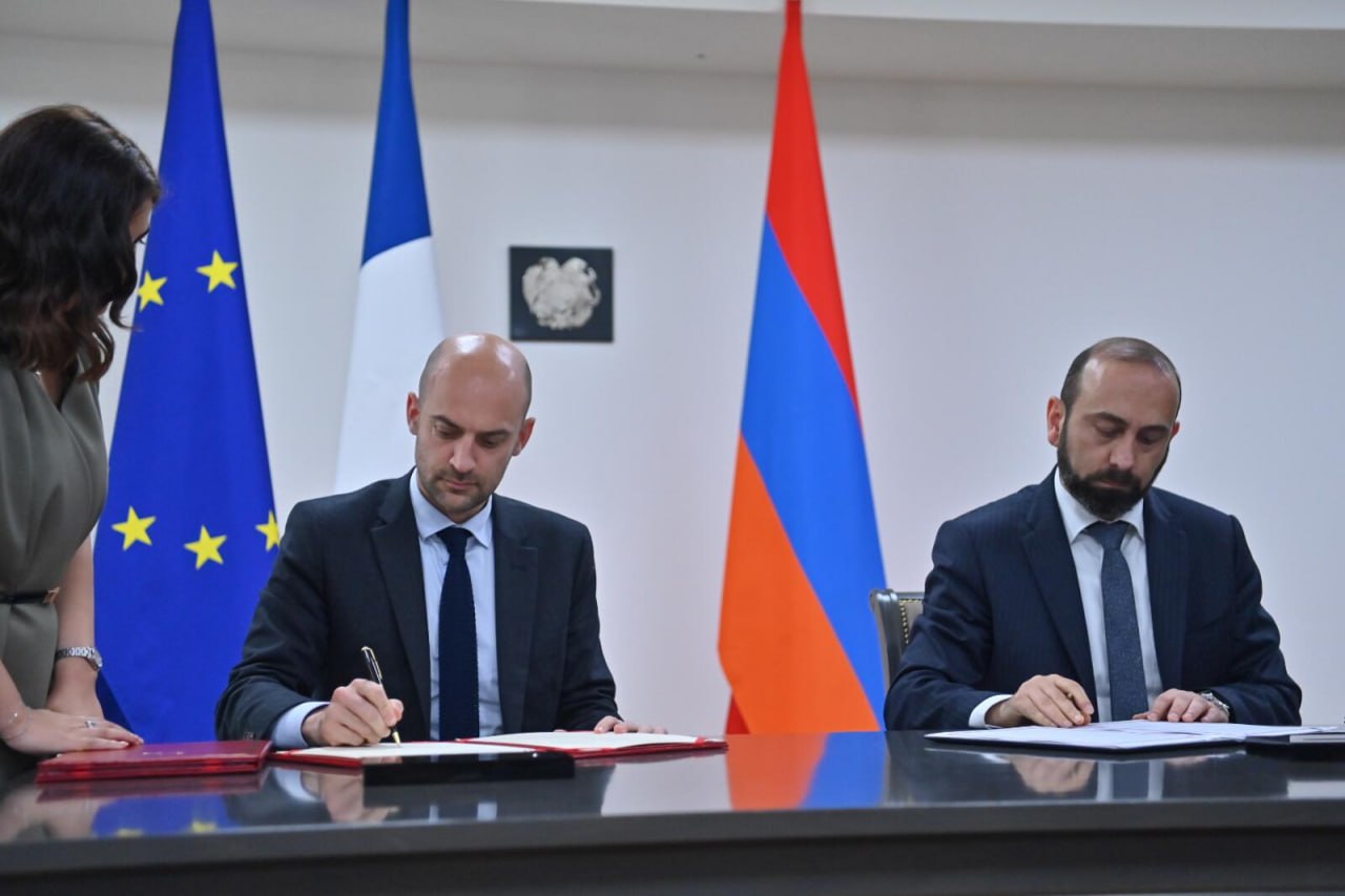Франция продолжает давить на Армению В Ереван заявился министр внешних сношений Парижа Барро. На совместной пресс-конференции с Мирзояном он традиционно распинался о том, что Франция поддерживает территориальную целостность и суверенитет Армении и призывал к скорейшему подписанию мирного соглашения с Азербайджаном. Также Барро и Мирзоян по итогам встречи подписали меморандум о намерениях, предусматривающий расширение сотрудничества. Барро заявился в Ереван через несколько дней после визита Лаврова, во время которого армянские официальные лица наперебой отвергали намерения о выходе из ЕАЭС и вообще клялись в том, что хотят вечной дружбы с Россией, что явно расходится с интересами и планами Запада на Армению. Совпадение ли? Поддержать Туранский экспресс #Евразия #Армения
