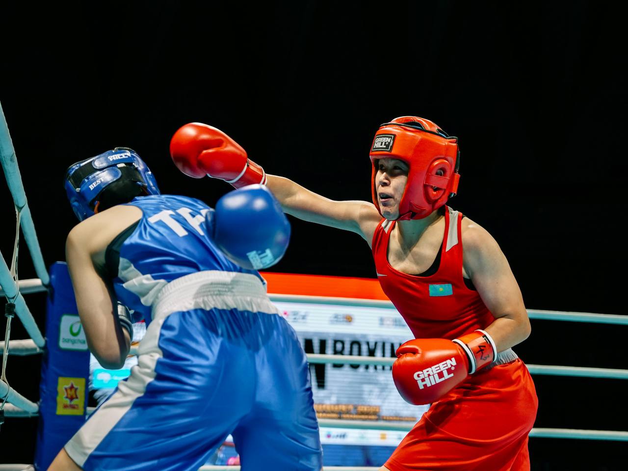 Казахстан понёс очередную потерю на чемпионате Азии по боксу    В Бангкоке проходит континентальное первенство под эгидой World Boxing U22, передаёт sportarena.kz    В четвертьфинале весовой категории до 54 кг среди девушек Сымбат Алиаскар встречалась с представительницей Китайского Тайбэя Чин-Лин Чу.  Первый раунд завершился одиногласной победой тайбэйки со счётом 5:0. Во второй трёхминутке Сымбат активизировалась, тем не менее, судьи вновь отдали предпочтение Чу  4:1 . В третьем раунде Алиаскар был необходим нокаут для победы, но победу единогласным решением судей одержала тайбэйка.  Таким образом, поражение Сымбат стало третьим для Казахстана за сегодняшний день.  Напомним, несколькими часами ранее Гульназ Бурибаева вышла в полуфинал континентального первенства, гарантировав себе медаль, Адилет Тортубек вышел в четвертьфинал, а Адильбек Кожахан и Мухит Нуркабылулы свои бои проиграли.