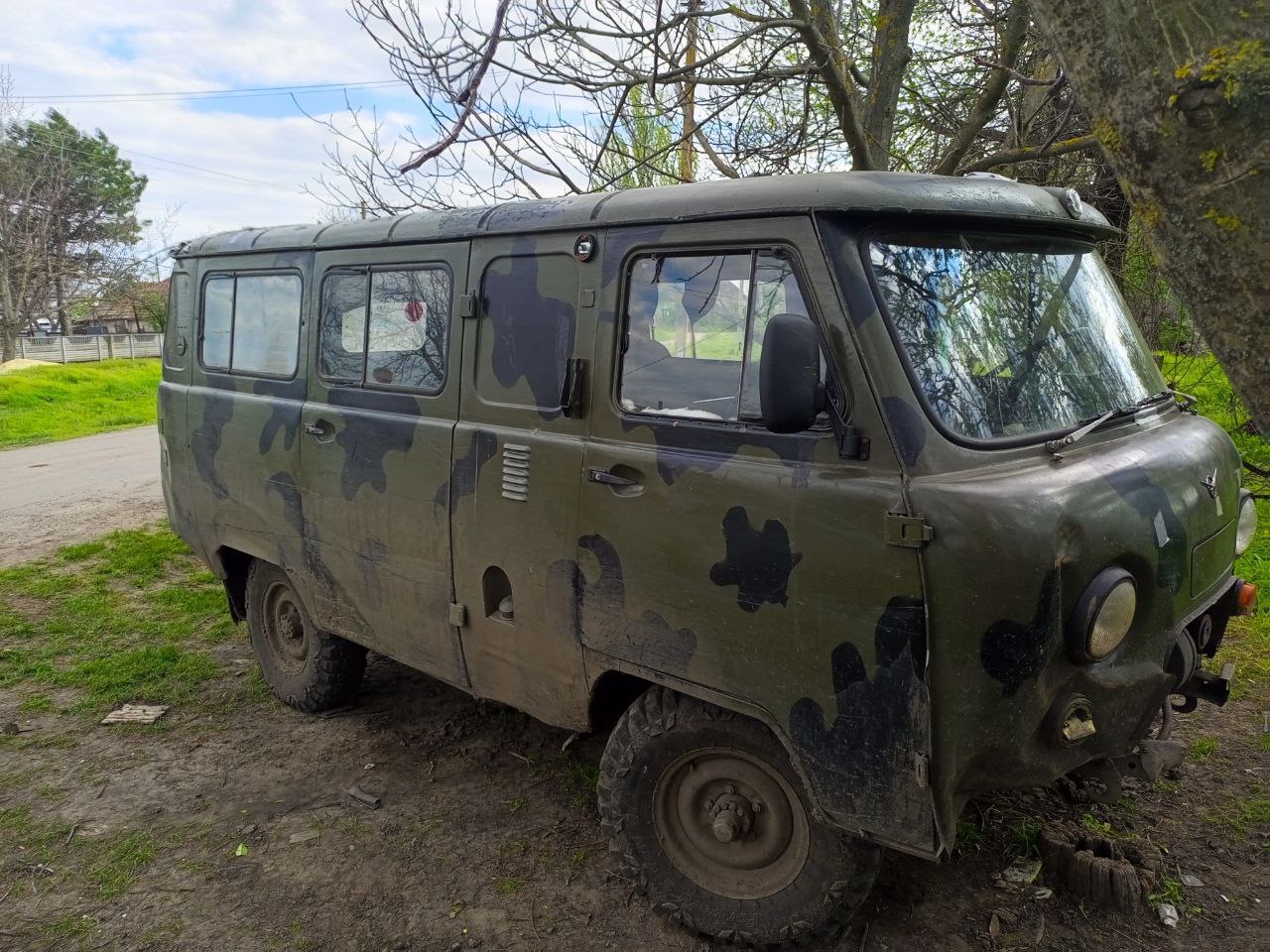 В Васильевке возбуждено уголовное по факту угона автомобиля несовершеннолетними Васильевским межрайонным следственным отделом СУ СК России по Запорожской области возбуждено уголовное дело в отношении двух несовершеннолетних жителей Михайловского района. Они подозреваются в совершении преступления, предусмотренного п. «а» ч. 2 ст. 166 УК РФ угон автомобиля группой лиц по предварительному сговору . По версии следствия, утром 29 апреля 2025 года в селе Любимовка двое несовершеннолетних, 15 и 17 лет, находясь у жилого дома, незаконно проникли в припаркованный автомобиль «УАЗ-452». Подозреваемые, соединив электрические провода замка зажигания, завели транспортное средство и совершили на нем поездку по территории населенного пункта. Впоследствии автомобиль был оставлен на одной из улиц села. 30 апреля 2025 года транспортное средство было обнаружено сотрудниками правоохранительных органов. Благодаря слаженным действиям следователей областного СК и оперативников МВД по Запорожской области личности злоумышленников и их местонахождение были установлены в кратчайший срок. В ходе допроса фигуранты признали свою вину. Следственное управление информирует, что неправомерное завладение транспортным средством без цели хищения, предусмотренное частью 2 статьи 166 УК РФ, является тяжким преступлением. Максимальное наказание за данное деяние предусматривает лишение свободы на срок до 7 лет. Уголовная ответственность за такие преступления наступает для лиц, достигших 14-летнего возраста. Нередко несовершеннолетние, совершая угон транспортного средства, не ставят целью его окончательное присвоение, а действуют с намерением временного использования, например, для поездки, после чего транспортное средство может быть возвращено или оставлено. Однако подобные действия, независимо от мотивов, квалифицируются как уголовное преступление. Гражданам следует помнить о серьезных правовых последствиях таких деяний.