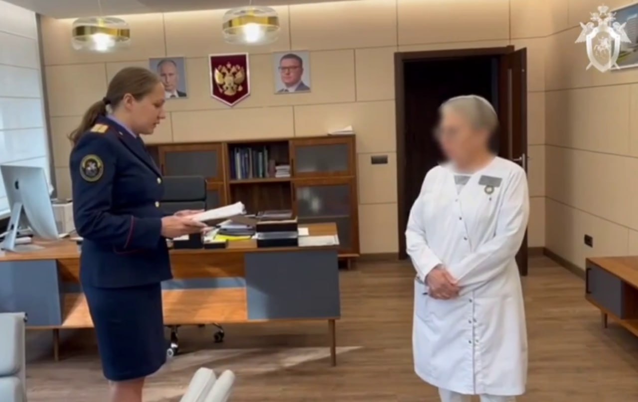 Бывших сотрудников челябинского онкоцентра осудили за мошенничество Приговор вынесли экс начальнице административно хозяйственной части областного центра онкологии и ядерной медицины Татьяне Вяткиной и бывшему рабочему по комплексному обслуживанию и ремонту зданий медучреждения Гайку Рафаеляну Установлено что в период с 2021 по 2024 годы подсудимые вместе с Дмитрием Ростовцевым который тогда был главным врачом онкоцентра похитили 3 3 млн рублей путем фиктивного трудоустройства четырех сотрудников Фигуранты признали вину и возместили ущерб Гайк Рафаелян получил 2 5 года колонии общего режима Также ему предстоит выплатить штраф в 300 тыс рублей Татьяне Вяткиной назначили аналогичное наказание однако в колонию она отправится после того как ее ребенку исполнится 14 лет Уголовное дело в отношении Дмитрия Ростовцева выделили в отдельное производство В прошлом году он ушел на СВО Подписаться на канал ЕАН Челябинск