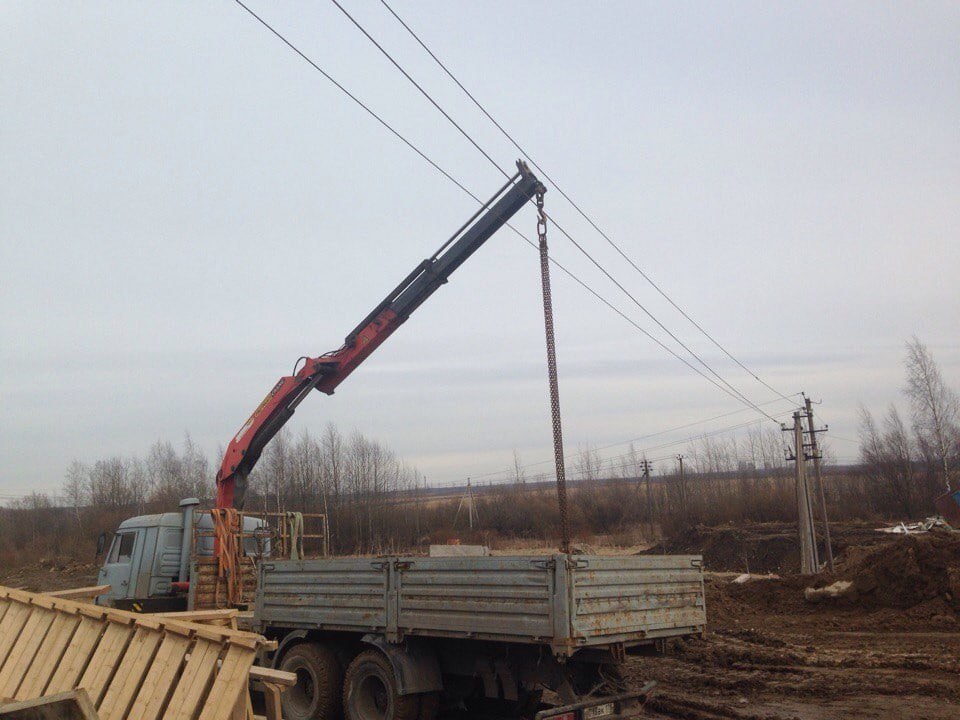 В Новочеркасске суд признал индивидуального предпринимателя виновным в нарушении правил охраны труда, что привело к смерти человека.   В ноябре 2023 года во время разгрузки у частного дома с помощью крана-манипулятора стрела крана соприкоснулась с электрическим проводом, из-за чего водитель погиб от удара током.  Следствие выяснило, что погибший не имел нужной подготовки и допуска к работе.   Предприниматель признал свою вину, и суд приговорил его к одному году лишения свободы условно с испытательным сроком на год.