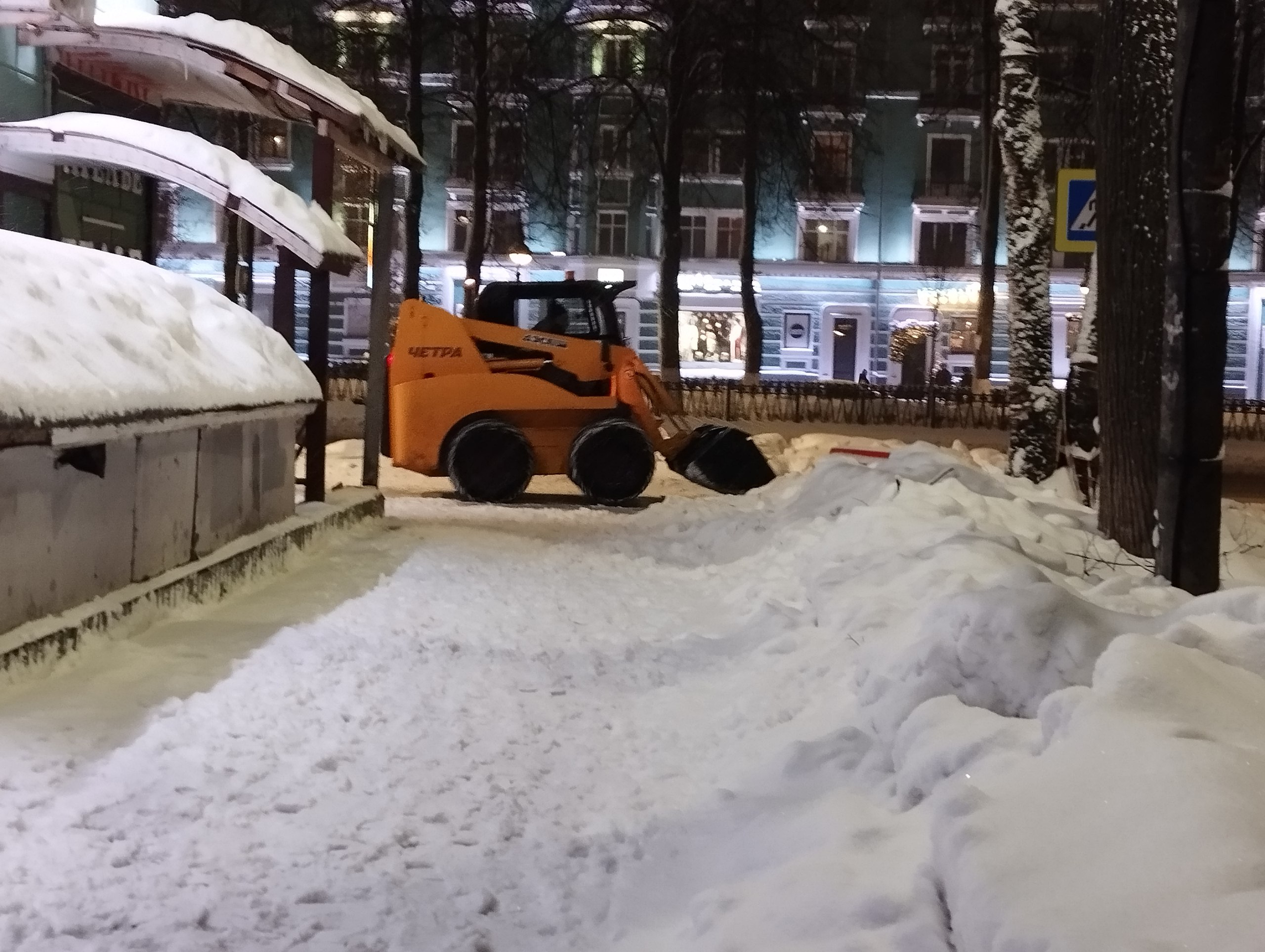 На плохо убранные улицы и несистемно вывозящийся мусор в течение всего января обратила внимание и городская прокуратура Перми.  В ведомстве провели проверку и сделали ряд выводов.    В каждом из районов города выявлены нарушения в части содержания дорожной сети, тротуаров и придомовых территорий. В действиях муниципального заказчика и подрядных организаций выявлено множество нарушений, наибольшее их количество – в Орджоникидзевском, Мотовилихинском и Свердловском районах города. По всем выявленным нарушениям приняты меры реагирования, в том числе возбуждены дела об административных правонарушениях.    По результатам проверок в сфере обращения с отходами прокуратурами внесено 13 представлений в связи с некачественным и несвоевременным вывозом бытовых отход с мест накопления, их захламлением.    Ну что ж  - дело за малым: убрать и вывезти!