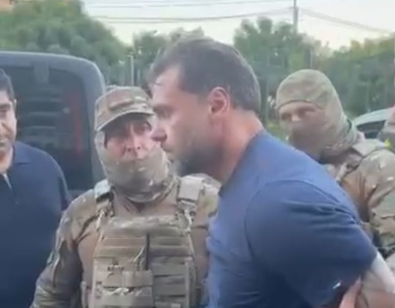 Главного иркутского боксера поймали в Армении Президент Федерации бокса Иркутской области Сергей Силко был задержан в Армении Он является подозреваемым по уголовному делу связанному с несколькими эпизодами преступлений совершенных в период с 1998 по 2003 год среди которых убийство четырех человек и вымогательство Бурятия Подробности в Номер один Сообщить нам свою новость можно по кнопке Письмо в редакцию