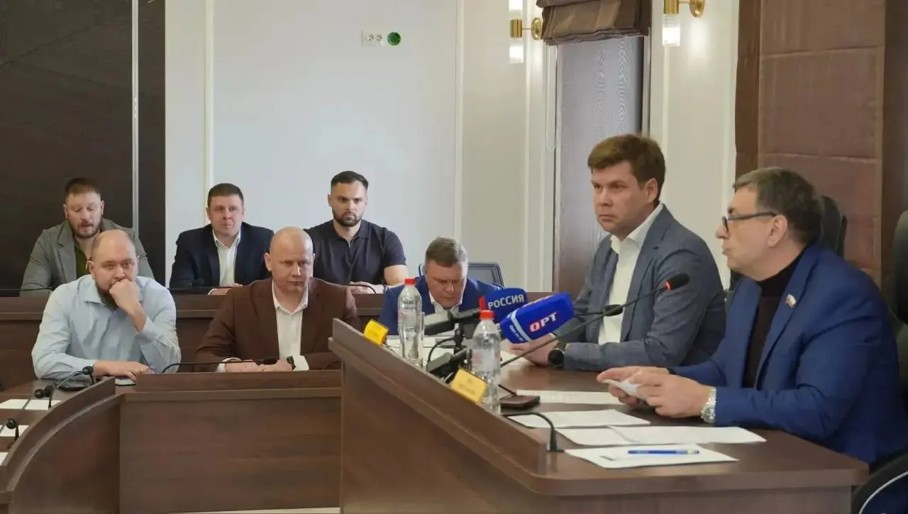 В Оренбурге может вырасти проезд в общественном транспорте Мэр будет обсуждать этот вопрос с экономистами Про Авто Круглый стол по вопросам организации транспортного обслуживания горожан прошел в Оренбурге Участники обсудили возможность повышения стоимости проезда как это может быть сделано и при каких условиях Привели примеры других городов Оренбург в этом плане оказался самым лояльным по ценам на проезд На мероприятии присутствовали глава Оренбурга Альберт Юмадилов председатель Горсовета Сергей Бабин перевозчики общественники депутаты представители прокуратуры ФАС и регионального минстроя Сегодня мы собрались обсудить достаточно важный вопрос в сфере транспортного обслуживания важный вопрос ценообразование и возможность увеличения или снижения тарифов на проезд в общественном транспорте Нам всем важно понять обоснованность ценообразования сказал Сергей Бабин Участники круглого стола сошлись во мнении что для повышения тарифов нужно реальное улучшить ситуацию с общественными маршрутами По словам начальника управления пассажирского транспорта Максима Фазуллина ежедневно на линию в областном центре выходит от 510 до 550 единиц Он отметил что самый высокий тариф в Саратове 48 рублей в Уфе с 1 февраля 2026 года 46 рублей Весной текущего года поднялись тарифы в Ижевске 45 рублей Йошкар Оле 43 рубля В Оренбурге ключевое повышение тарифов до 39 рублей было принято с 1 января 2025 года Сегодня толко 2 перевозчика по нерегулируемым тарифам подняли его до 45 рублей Как рассказали перевозчики причины для повышения рост цен на топливо ремонт обслуживание автобусов увеличение зарплаты Пусть экономисты все просчитают и предоставят итоговый процент чтобы у нас было правильное понимание ситуации сказал глава Оренбурга Альберт Юмадилов Мэр подчеркнул что возможное увеличение тарифов необходимо проанализировать и полагаться в анализе необходимо только на мнение профессионалов Сайт Telegram VK Max 16 oren4oren