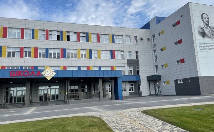 Рекордные 11 новых школ откроют в Ростовской области к 1 сентября В Ростове-на-Дону откроется пять новых школ. Одну из них, школу № 116 в левобережье, посетил врио губернатора Юрий Слюсарь. В современном здании оборудованы просторные классы, актовый зал на 540 человек, зоны отдыха, информационный центр, библиотека, обустроены футбольное поле и спортивные площадки. При поддержке госкорпорации «Ростех» здесь будут реализовывать образовательную программу инженерно-технического профиля по углубленному изучению точных наук для подготовки будущих инженеров. Также по две школы откроют в Батайске и Азове, по одной – в Цимлянском и Мясниковском районах. Кроме того, до конца этого года будут сданы еще три образовательных учреждения на две тысячи мест – в Красносулинском районе, Аксае и Ростове-на-Дону.
