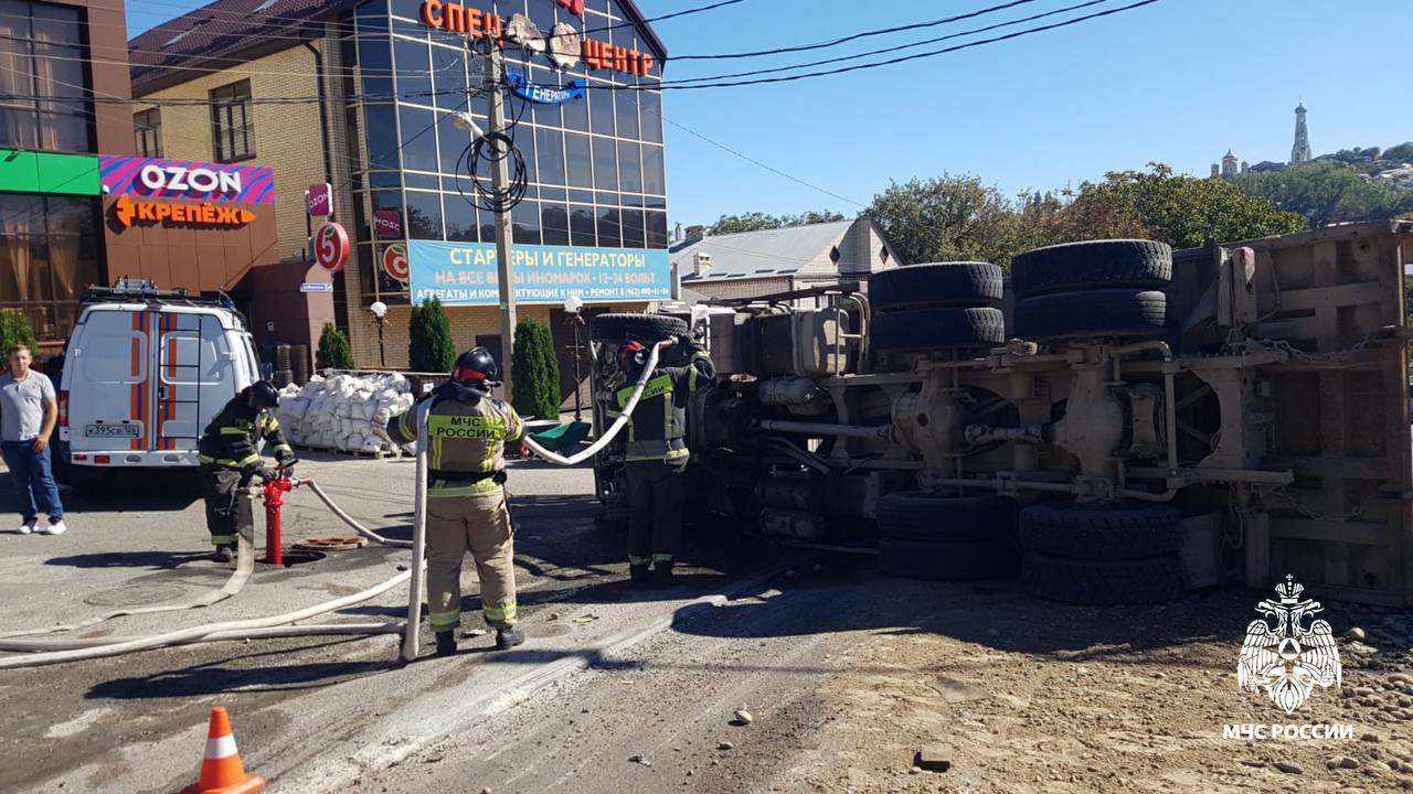 #ОперативкаМЧС26   Прямо сейчас огнеборцы МЧС Ставрополья ликвидируют последствия ДТП   В г. Ставрополе перевернулся грузовой автомобиль на улице Вавилова. Пожарные чрезвычайного ведомства деблокировали водителя и проводят работу по смыву розлива бензина с проезжей части.   Погибших и пострадавших нет. На месте работают 5 специалистов и 1 единица техники.    МЧС Ставрополья   Подпишись    ВК     ОК     Рутуб  #МЧССтаврополь #МЧС26