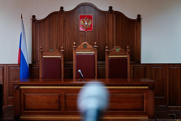 Суд приговорил экс-замглавы администрации Зеленоградска к штрафу за мошенничество  Суд квалифицировал действия экс-замглавы администрации Зеленоградского округа по ч. 4 ст. 159 УК РФ как мошенничество, совершенное лицом с использованием своего служебного положения, группой лиц по предварительному сговору, в особо крупном размере. В качестве смягчающих наказание обстоятельств признаны совершение преступления впервые, положительные характеристики, добровольное возмещение ущерба и наличие на иждивении малолетнего ребёнка. Ему назначен штраф, превышающий размер полученного гранта.  Подробнее — на нашем сайте по ссылке.