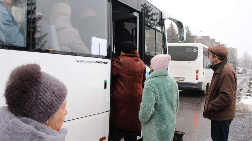 Запуск прямых автобусных рейсов между Севастополем и Мариуполем имеет важное значение для воссоединения семей, переехавших в этот город после событий 2014 года. Об этом высказалась депутат Законодательного собрания Севастополя, член комиссии по здравоохранению и социальной политике.  По мнению депутата, новый маршрут усилит связи между Крымом и Донбассом. Она отметила, что многие жители Мариуполя переехали в Севастополь после указанных событий, и запуск рейса поможет им воссоединиться с близкими.  Подобная инициатива важна не только для поддержания семейных уз, но и для укрепления отношений между регионами.