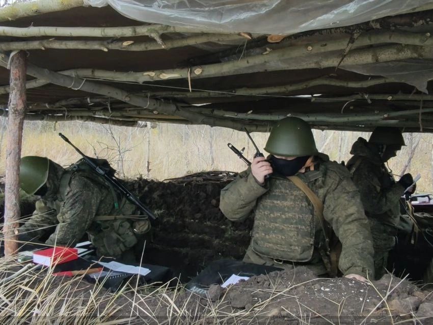 Выплату для добровольцев СВО в Забайкалье увеличили до 600 тысяч рублей.  Забайкальцам, заключившим контракт с Минобороны РФ для участия в СВО, увеличили сумму единовременной региональной выплаты до 600 тысяч рублей. Об этом 19 февраля Lenta75.ru сообщили в пресс-службе правительства региона.    Выплата выросла в 1,5 раза - с 400 до 600 тысяч рублей.    На данный момент федеральная выплата для добровольцев составляет 400 тысяч рублей, региональная — 600 тысяч рублей. Вместе с выплатой за первый месяц службы  200 тысяч рублей  общий объем выплат составит 1,2 млн рублей.