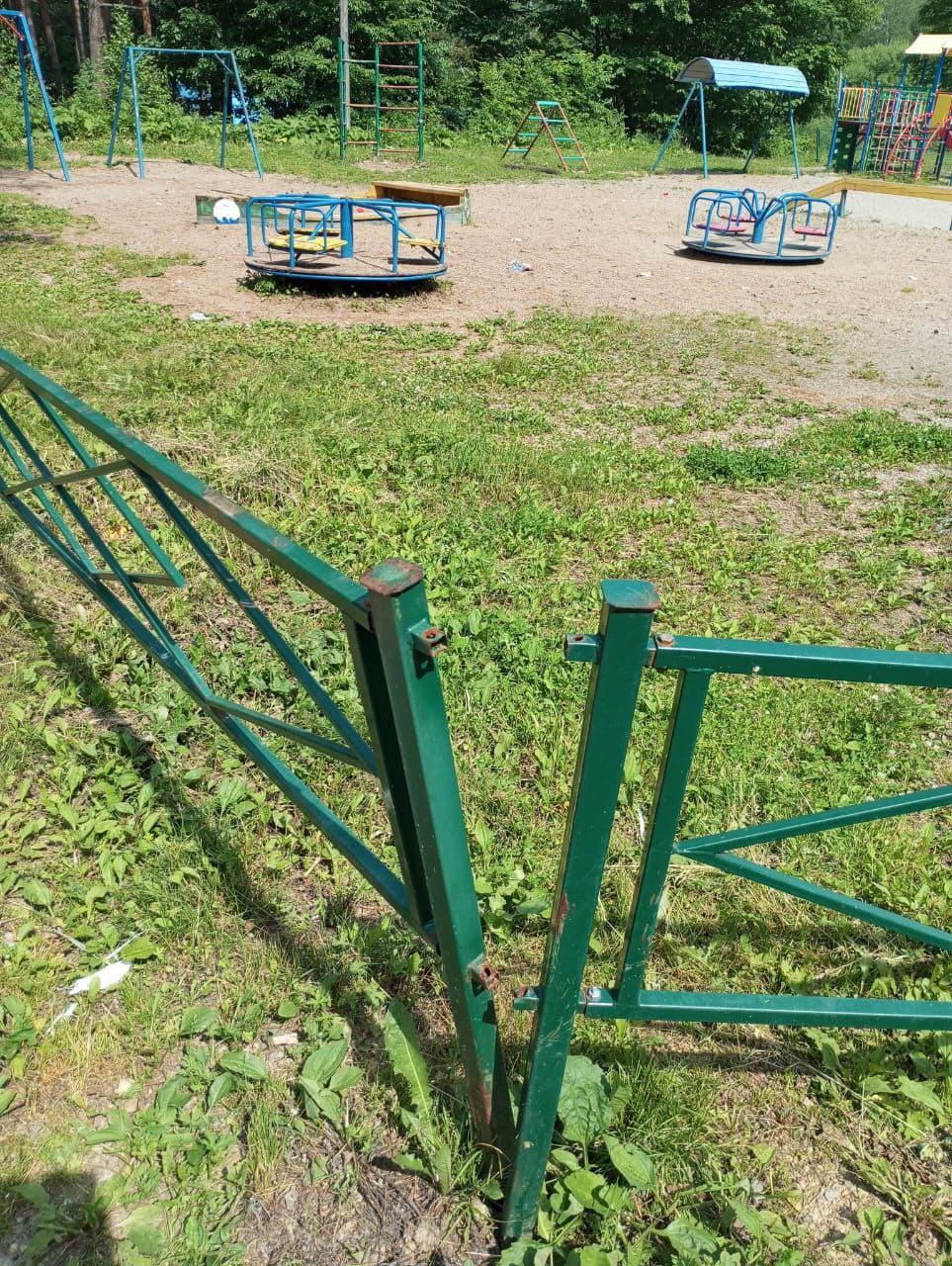 Срочного ремонта требуют детские площадки в Облученском районе ЕАО  После проверки прокуратуры были выявлены серьезные нарушения в состоянии детских игровых площадок. В непригодном состоянии: сломаны тренажеры, качели деформированы и травмоопасны. Отсутствует ограждение и информационные таблички с правилами использования и контактными данными служб.  Прокуратура потребовала от администрации привести площадки в нормативное состояние.    — правильно, пусть приводят в порядок    — какой ужас      livebir  VK      livebir  OK