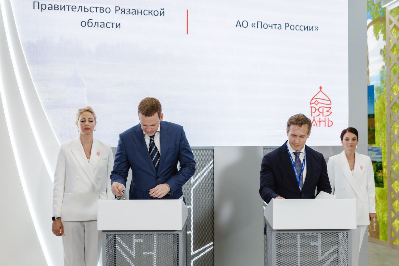 На полях ПМЭФ Рязанская область заключила ряд новых соглашений о сотрудничестве и инвестициях В агропромпарке «Дягилевский» планируется строительство завода напитков и продукции быстрого питания. Соглашением с ООО «Профессорская стоматология» предусмотрено строительство современной клиники с вложениями ₽500 млн, будет создано 400 новых рабочих мест. Вместе с ООО «Скопинфарм» в регионе запустят пилотный проект по развитию донорства «+Я». Объём инвестиций составит ₽290 млн. Рязанские аграрии получат доступ к инструментам ФГБУ «Агроэкспорт», включая поиск партнёров, сертификацию и регистрацию торговых марок. Соглашение с Почтой России предусматривает развитие почтовой сети в области. Улучшаем качество жизни людей не только в крупных городах, но и в сельской местности. У жителей появляется быстрый доступ к почтовым сервисам и государственным услугам, – отметил Малков. Проекты, презентованные на ПМЭФ, будут способствовать не только развитию экономики, но и социальной среды в регионе.
