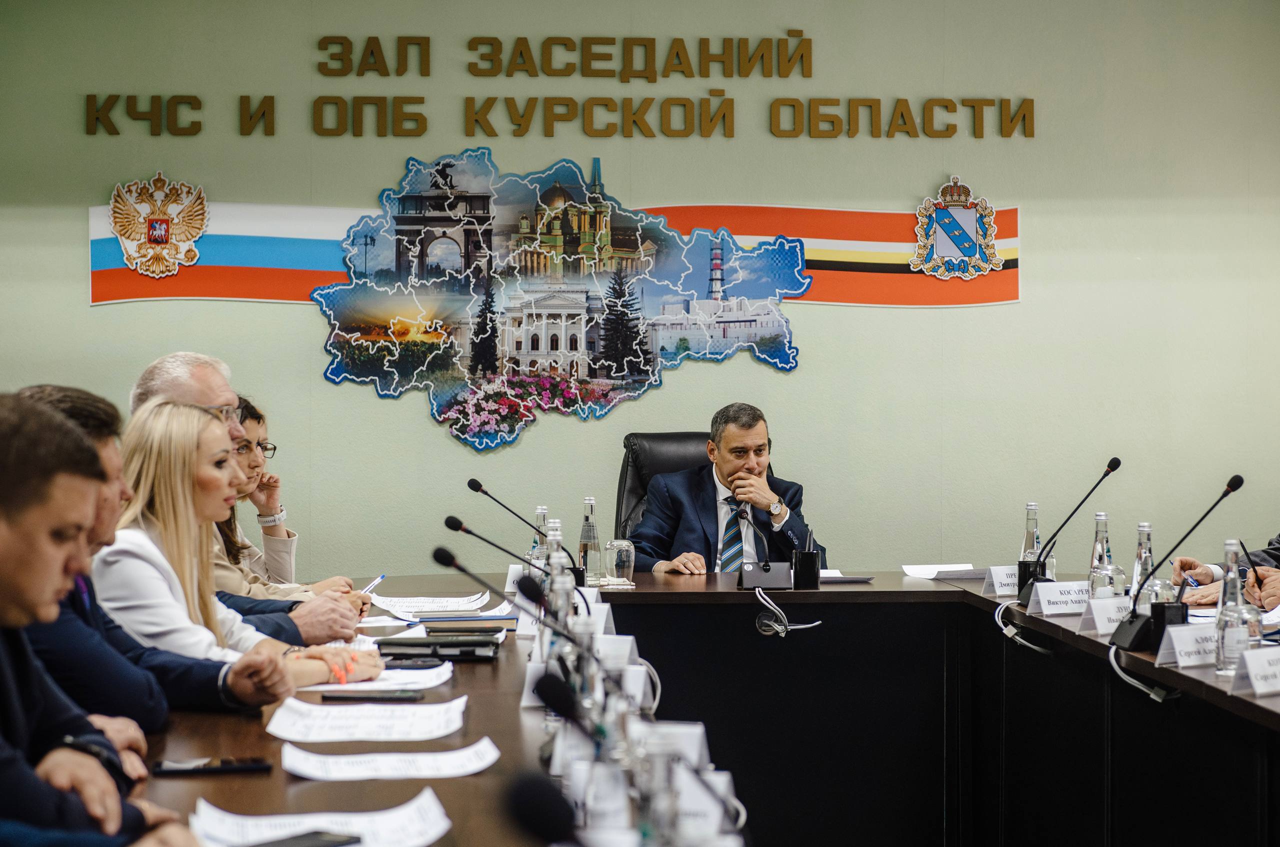 В Курской области завершили первый этап системы Безопасный город который уже работает в тестовом режиме Подключили несколько тысяч камер и видеодомофонов на многоквартирных домах Система находит злоумышленников и пропавших анализируя их перемещения Правоохранители уже используют эти данные зафиксировав несколько сработок Во втором этапе добавят 2 тысячи камер в школы больницы и парки а в будущем система будет распознавать опасные предметы и предупреждать о угрозах Проект реализуют при поддержке Сбербанка и группы компаний ЦРТ Все работы планируют завершить в регионе в этом году что значительно повысит безопасность и контроль