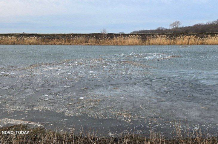 В Новоаннинском районе водитель утопил машину, скрываясь от полицейской погони. Сам он чудом выбрался из провалившегося под лёд автомобиля и даже умудрился сбежать от полицейских.  Дело было так: поздним вечером 14 марта в полицию района поступило сообщение  о водителе-нарушителе на «Ниве». На место был направлен экипаж Госавтоинспекции.   Вскоре искомый автомобиль был обнаружен. Но его водитель проигнорировал требования полицейских об остановке и попытался скрыться.   В какой-то момент нарушитель выехал на реку Бузулук, где лёд не выдержал веса внедорожника и затонул. Сам водитель с места происшествия скрылся, его личность установлена. Приняты меры к задержанию. Также приняты меры по подъему автомобиля из реки.   Подписаться   Прислать новость