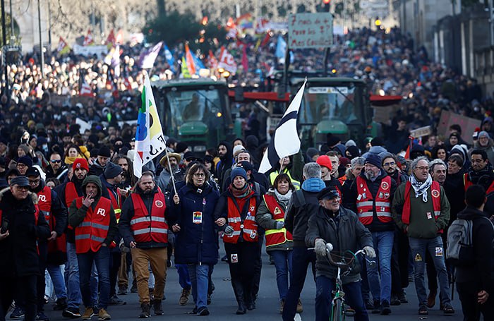 Госдолг Франции продолжает расти как и проценты по новым займам заявил глава Счетной палаты Пьер Московиси в интервью газете La Tribune Dimanche Кредитные проценты за обслуживание долга уже зашкалили за 74 млрд и станут еще выше поскольку Парижу придется занять еще 310 млрд для поддержания экономики страны Мы приближаемся к абсолютно беспрецедентному моменту в истории наших госфинансов долговая нагрузка скоро станет первоочередной статьей расходов государства подчеркнул Московиси Это означает что под нож пойдут все расходы на позитивные приоритеты ожидаемые французами экологический и цифровой переход обороноспособность страны Парижу придется экономить даже на пенсионном обеспечении по причине двукратного роста дефицита системы социального страхования с 2023 года который в 2025 году составил 23 млрд В среднесрочной перспективе у властей нет иного выхода кроме наращивания госдолга поэтому экономику Франции ожидает финансовый инцидент через несколько лет заключил глава Счетной палаты страны