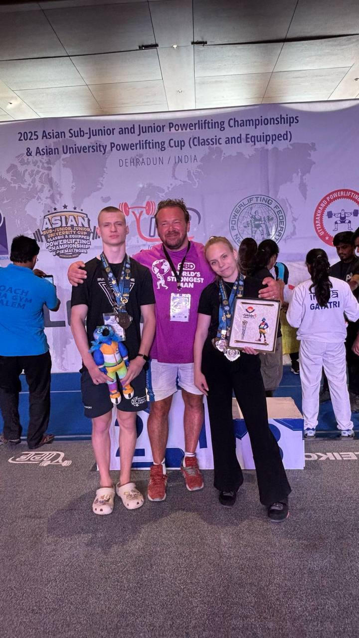 Мурманские пауэрлифтеры завоевали медали чемпионата Азии Заполярные атлеты показали высокие результаты в троеборье на международном турнире в индийском городе Дехрадун, сообщили в региональном минспорта. Олег Рыбка завоевал серебряную медаль в весовой категории 59 кг с общим весом 572,5 кг. Еще одно "серебро" забрала Ольга Журбенко в категории 47 кг с результатом 322,5 кг. Фото: правительство Мурманской области Подпишись — Вести Мурман
