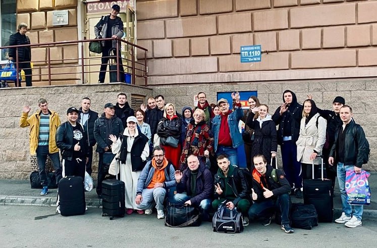 В рамках проекта Большие гастроли С 19 по 22 сентября пройдут обменные гастроли Томского театра драмы и Челябинского государственного академического театра драмы имени Наума Орлова Томичи привезут в Челябинск Поминальную молитву Визит старой дамы Короля оленя Любовный переполох Красный обоз и детский спектакль Маленькая Баба Яга Гости из Челябинска представят томской публике спектакли по произведениям Антона Чехова Николая Гоголя Гарсия Лорки Подробнее на Бабре томск vtomsk24