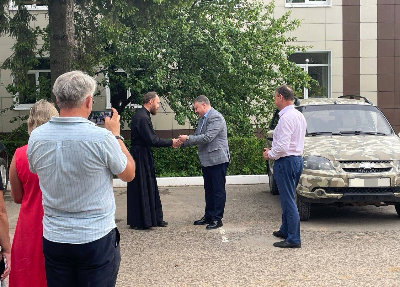 Региональный руководитель Ассамблеи передал на передовую автомобиль С просьбой о помощи в приобретении транспорта для участников спецоперации к Сослану Такаеву – руководителю Ассамблеи народов России Калужской области, обратился отец Лев - священнослужитель храма преподобного Серафима Саровского из поселка Воротынск. Священник находится в зоне проведения СВО, оказывает духовную и медицинскую помощь нашим бойцам, - объясняет Сослан Такаев. Вместе со своей командой он откликнулся на просьбу и автомобиль «Нива» был передан отцу Сергию у здания Администрации Бабынинского района. Священнослужитель доставит его к месту несения службы. Наша святая обязанность - поддерживать ребят, которые находятся на передовой. Это поможет нам приблизить долгожданную победу! – резюмировал Сослан Такаев.