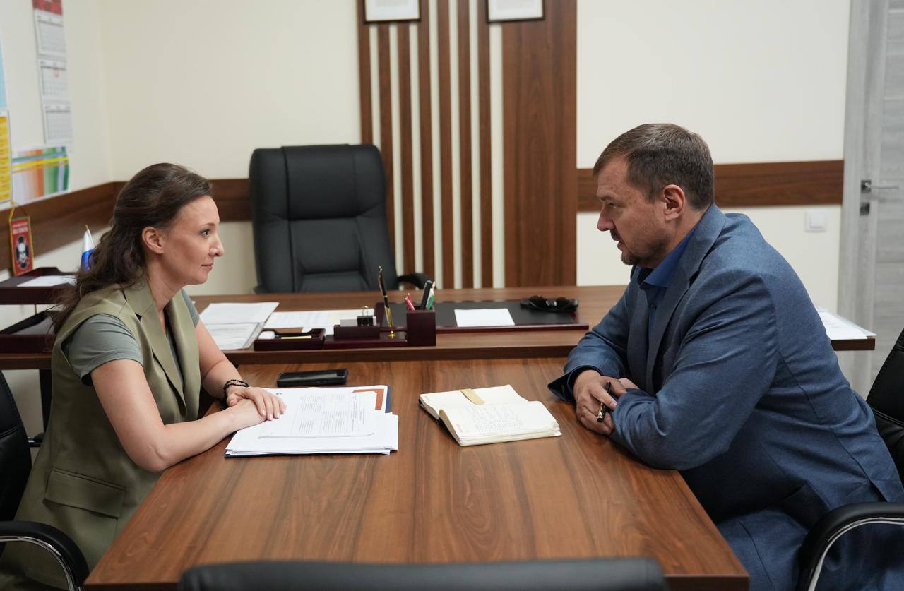 С рабочим визитом Запорожскую область посетила заместитель Председателя Государственной Думы Федерального Собрания Российской Федерации Анна Юрьевна Кузнецова.  Обсудили вопросы оказания помощи незащищенным слоям населения, предложения по развитию медицинской и социальной инфраструктуры региона.  Обсудили перспективы работы реабилитационного центра для военнослужащих, который уже спроектирован. Дополнительно будут выполнены технические задания, которые предполагают расположение в реабилитационном центре спортивного зала с тренажерами. Большой социальный проект, который обязательно будет реализован в Запорожской области.  Президент поставил задачу: к 2030 году новые регионы должны достичь общероссийского уровня по всем показателям, включая качество жизни населения. И сейчас идет большая планомерная работа в этом направлении. Отдаем себе отчет в ответственности перед людьми, в важности задач, которые поставил Владимир Владимирович.  Благодарен Анне Юрьевне за искреннее внимание к жителям нашего региона, за помощь в решении гуманитарных и социальных вопросов.