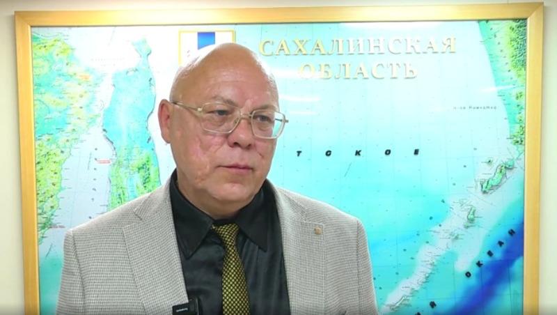 Один из участников программы «Герои Сахалина и Курил» Владимир Щетинин откровенно рассказал, как тут все устроено. По его словам, обучение — не для галочки: сначала ликбез по работе областного правительства, потом углубление в конкретные направления. Особенно Владимир выделил преподавателей — тут и замглавы региона читает лекции, и министры лично объясняют тонкости работы. Это не просто курсы — реальная возможность прокачать скиллы, определиться с профессией и даже тему диплома проработать, — говорит Щетинин. Для каждого участника разрабатывают индивидуальный план и дают персонального наставника, который поможет разобраться во всем. А после выпуска — прямая дорога в кадровый резерв области. И да, важный момент: с марта 2025 года по поручению президента Путина всех участников СВО официально приравняли к ветеранам боевых действий. Теперь у ребят не только статус, но и полный пакет поддержки — от медицины до переобучения.