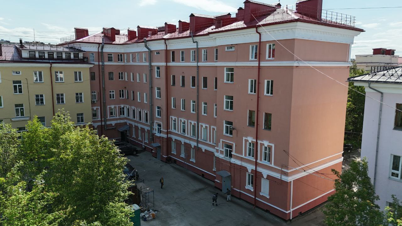 План капремонта домов в Мурманской области на 2025 год выполнен на 62 Упор сделан на восстановление крыш фасадов и лифтов они занимают порядка 50 от всех работ Также в ряде домов обновят инженерные сети индивидуальные тепловые пункты и водонагреватели Фото правительство Мурманской области Все самые важные новости Telegram MAX
