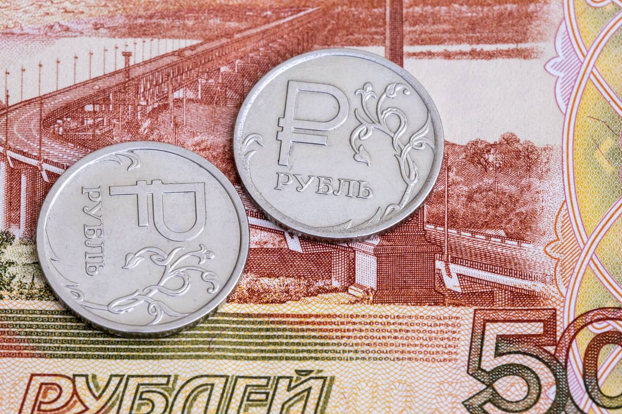 Челябинская область догоняет: когда зарплаты превысят 100 тысяч рублей Глав.Индекс уверяет, что через 4,4 года половина жителей Челябинской области будет получать зарплату от 100 тыс. рублей в месяц с учетом покупательной способности . Чтобы такой доход получали 75% населения, понадобится ещё 7,3 года. Южный Урал занял 20-е место в общероссийском рейтинге динамики зарплат, который представили аналитики РИА Новости. Для сравнения: в ЯНАО «сотку» уже получает половина населения, а через 3,7 года — будет получать три четверти. Курганская область — замыкает список в округе.