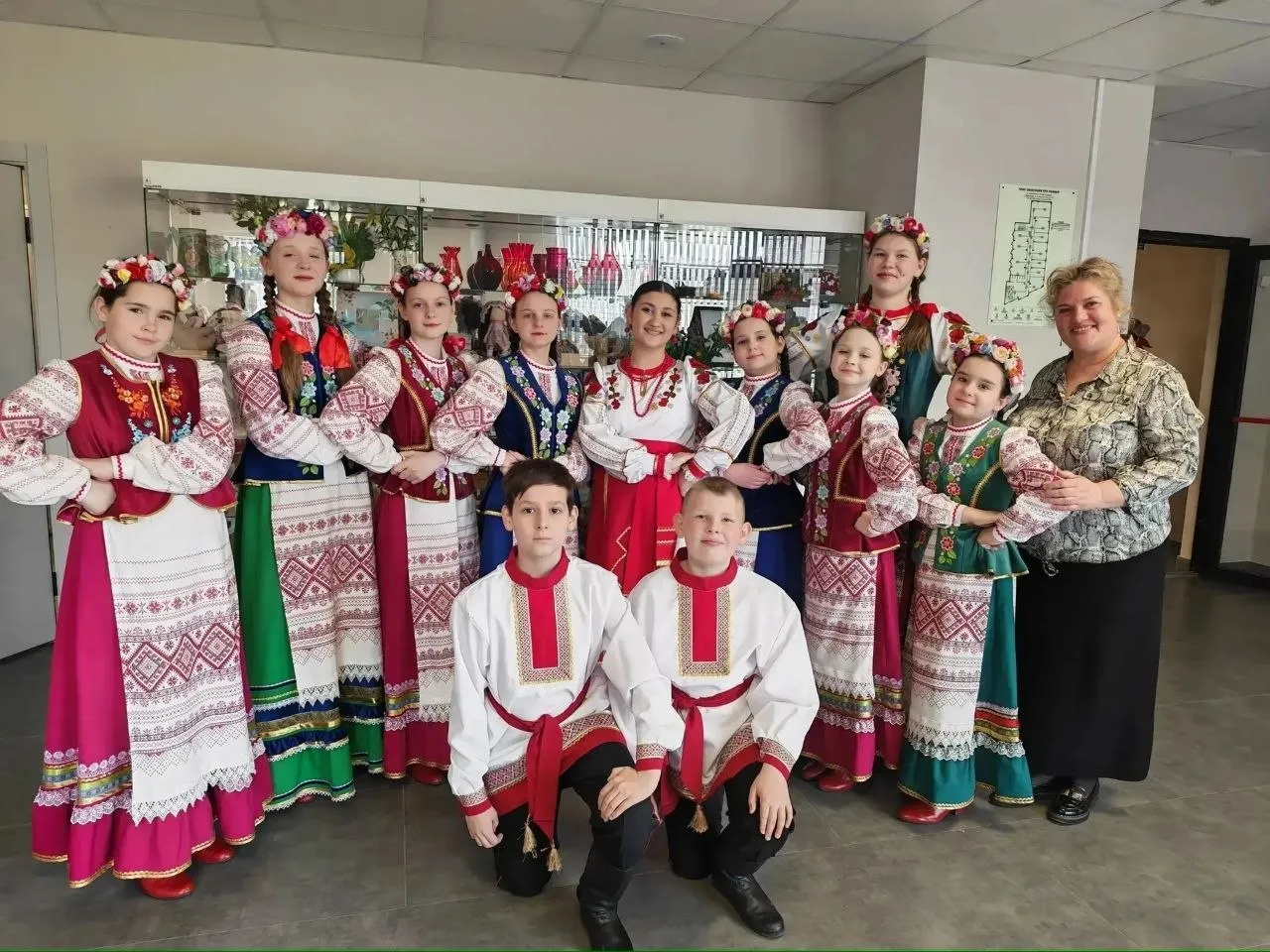 Юные апшеронцы победители регионального этапа Всероссийского творческого фестиваля Подведены итоги регионального этапа Всероссийского детского фестиваля народной культуры Наследники традиций 2026 года одного из самых ярких и значимых событий в мире детского фольклорного творчества Апшеронский район на фестивале достойно представил Центр детского творчества Это ансамбль народной песни Казачий хуторок солистка образцовой вокальной студии Эхо Мария Букатина Педагог талантливых ребят Анна Чурикова В итоге юные дарования вошли в число победителей регионального этапа Каждое их выступление это настоящий праздник для зрителей бережное сохранение традиций и живая связь поколений Фото Управление образования Апшеронского района