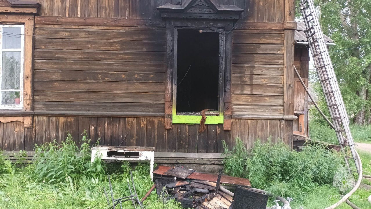 Оперативные итоги суток Потушено 3 пожара, погибших и пострадавших нет. В городах Назарово и Красноярске горел мусор. В городе Уяре на улице 30 лет Победы вечером загорелась квартира в одноэтажном жилом доме фото 1, 2 . Пожар ликвидировали силами 2 единиц техники, 5 человек. Сгорели вещи и мебель на площади 15 м². Предварительно, пожар произошел из-за неосторожного обращения с огнем. На ликвидацию последствий ДТП сотрудники МЧС России привлекались 10 раз, спасен 1 человек. Одно из них произошло в Минусинском районе, где в результате съезда автомобиля в кювет погиб человек, двое пострадали. Специалисты ведомства провели деблокирование и отключили аккумуляторную батарею фото 3 . На акваториях происшествий не зарегистрировано.