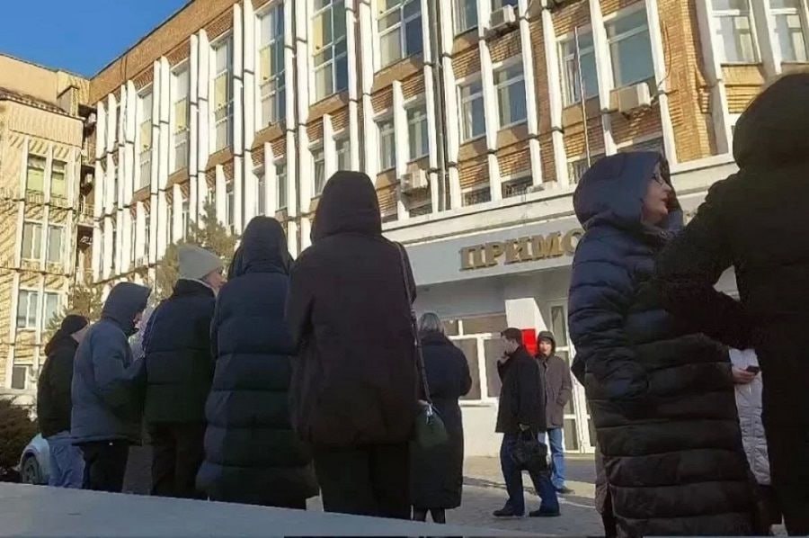 Утро Владивостока волна эвакуаций из больниц прерваны судебные заседания в Приморском краевом суде Сообщения о заложенных взрывных устройствах поступили в различные социальные учреждения Владивостока утром во вторник 24 февраля Под волну минирований попали больницы на Интернациональной Черёмуховой и ДВО РАН на Кирова а также Приморский краевой суд на Фонтанной и колледж на Карбышева   ПОДРОБНЕЕ НА PRIMPRESS ПОДПИСАТЬСЯ НА КАНАЛЫ В MAX И УЧАСТВОВАТЬ В РОЗЫГРЫШЕ СЕРТИФИКАТА НА 6000 В СУПРУ PRIMPRESS в MAX ДЗЕН ЧАТ БОТ