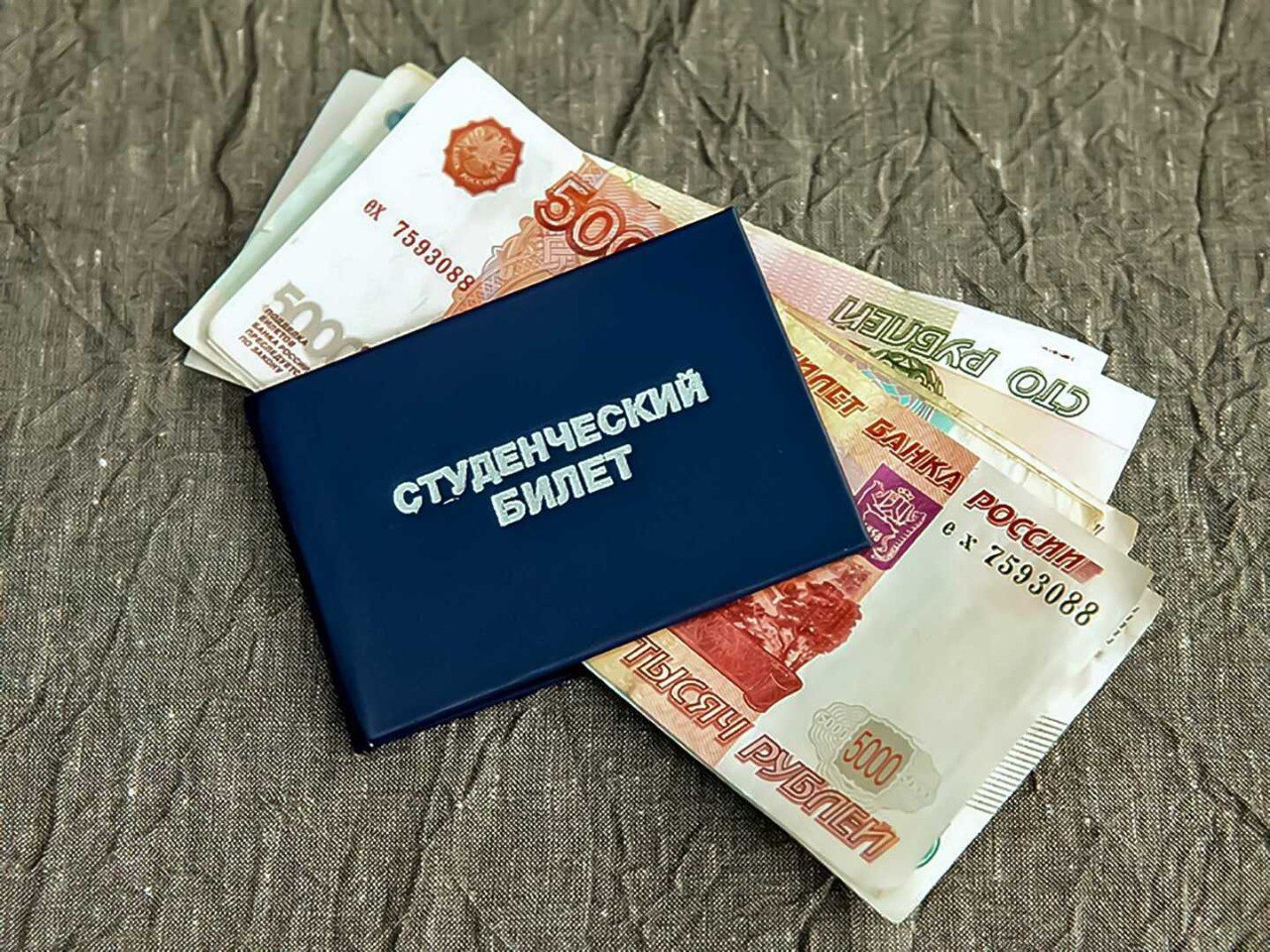 Студентам УрФУ повысили стипендии Ио ректора Уральского федерального университета Дмитрий Бугров подписал распоряжение о повышении стипендий с 1 сентября. Согласно сообщению в официальном Telegram-канале вуза, учащиеся-первокурсники в течение первого семестра станут получать ежемесячно 2250 рублей, студенты старших курсов — 2962 рубля, магистранты — 4228 рублей. Бакалавры, оказавшиеся в числе лучших студентов, получат 4228 рублей, а магистранты — 6231 рубль. Важно отметить, что установленный в регионе прожиточный минимум составляет 19 136 рублей в месяц.