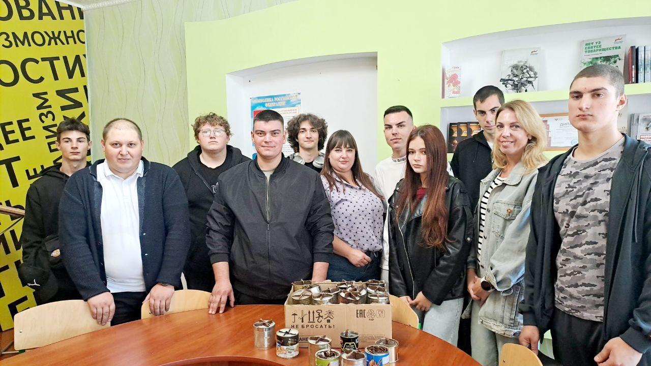 Акция Тепло поддержка бойцов и патриотическое воспитание На базе Херсонского государственного педагогического университета состоялась патриотическая акция Тепло организованная сотрудниками природного парка Алешковские пески совместно со студентами и Экологическим оператором Херсонской области В ходе мероприятия участники изготовили партию окопных свечей которые будут направлены военнослужащим выполняющим задачи в зоне Специальной военной операции Каждая свеча созданная руками волонтеров это не просто источник тепла а важный символ единства искренней поддержки и веры в скорейшую победу Акция стала проявлением глубокой гражданской солидарности и выражением благодарности защитникам Родины Подобные инициативы позволяют каждому внести свой вклад в общее дело поддержки российских воинов В акции Тепло мы видим помимо возможности оказать конкретную помощь нашим бойцам важный элемент патриотического воспитания молодежи формирования чувства ответственности за судьбу страны Мы уверены что объединенные общим делом мы способны придать бойцам дополнительные силы и укрепить их боевой дух отметила Татьяна Викторовна начальник отдела экологического просвещения природного парка Алешковские пески Совместные акции объединяющие волонтеров и природоохранные организации наглядно демонстрируют сплоченность общества и его непоколебимую поддержку Вооруженных Сил Российской Федерации