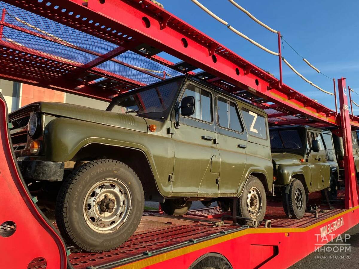 Из Казани на СВО отправили гумпомощь от ДОСААФ Татарстана  Из Казани в зону проведения специальной военной операции  СВО  отправился крупный гуманитарный груз от ДОСААФ Татарстана. Общий вес груза составил около 30 тонн, включая девять автомобилей марки «Нива», три машины модели «УАЗ», один прицеп с мобильной баней и экскаватор, передает «Татар-информ».  «Груз формировался исходя из запросов наших ребят, которые находятся в зоне СВО. Конечно, остро ощущается необходимость и важность этого груза», — отметил начальник отдела ДОСААФ Республики Татарстан Альберт Мурзин.  Некоторые транспортные средства отправятся своим ходом в Луганскую и Донецкую Народные Республики, где будет передана помощь нашим бойцам. Все машины были тщательно отремонтированы и подготовлены к эксплуатации местными подразделениями ДОСААФ. Каждое транспортное средство прошло полное техническое обслуживание: заменены аккумуляторные батареи, резина, масла и смазки.  В случае поломки на помощь придет машина-мастерская на базе ЗиЛ-131, в кузове которой есть все необходимое для ремонта оружия и автомобилей.  Кроме автомобилей, в гуманитарный груз вошли одежда, еда и предметы первой необходимости.  Специальная военная операция проводится по решению Президента РФ Владимира Путина с 24 февраля 2022 года. Власти неоднократно подчеркивали, что операция будет продолжаться до достижения поставленных целей, включая создание условий, гарантирующих безопасность России.  Подписаться   Сообщить новости