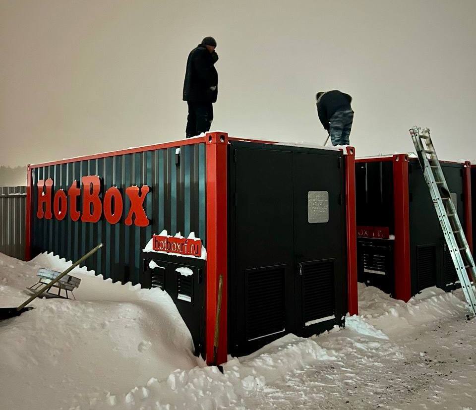 В поселке Заплюсье установят автоматизированную мобильную котельную В связи с непростой обстановкой с подачей тепла в многоквартирные дома в поселке Заплюсье было принято решение о поставке в населенный пункт автоматизированной мобильной котельной Об этом сообщил губернатор Псковской области Михаил Ведерников в своем канале в MAX Оборудование проверено временем и эксплуатацией в различных условиях Уже послезавтра планируем выполнить переключение и начать отопление поселка рассчитываем быстро выйти на нормативные параметры Поручил главе округа завершить ремонт и пусконаладку действующей котельной в максимально сжатые сроки рассказал губернатор Фото канал Михаила Ведерникова в MAX