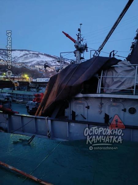 Осторожно рабочий погиб при утилизации судна на Камчатке Во время подъёма списанного судна на берег между бухтами Солёное озеро и Щитовая взорвался пневмомешок который использовали для перемещения корпуса Погиб один рабочий второй получил травму руки Трагедия произошла днём 6 декабря Медики успели помочь только одному пострадавшему Следственный комитет начал проверку по факту смерти по неосторожности и выясняет почему оборудование дало такой сбой Мы в МАХ Предложка открыта Обсудим в чате Осторожно Камчатка